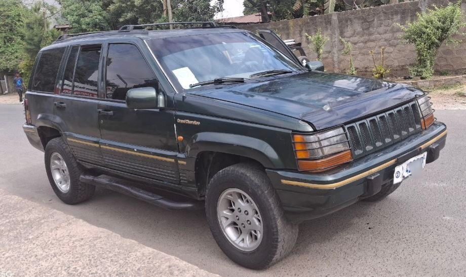 Automatic Jeep Cherokee,excellent condition!! - Image