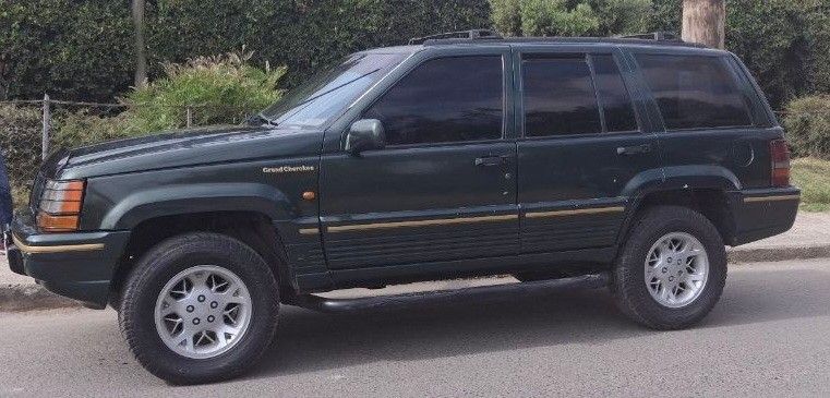 Automatic Jeep Cherokee,excellent condition!! - Image