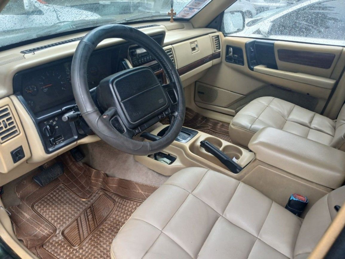 Automatic Jeep Cherokee,excellent condition!! - Image