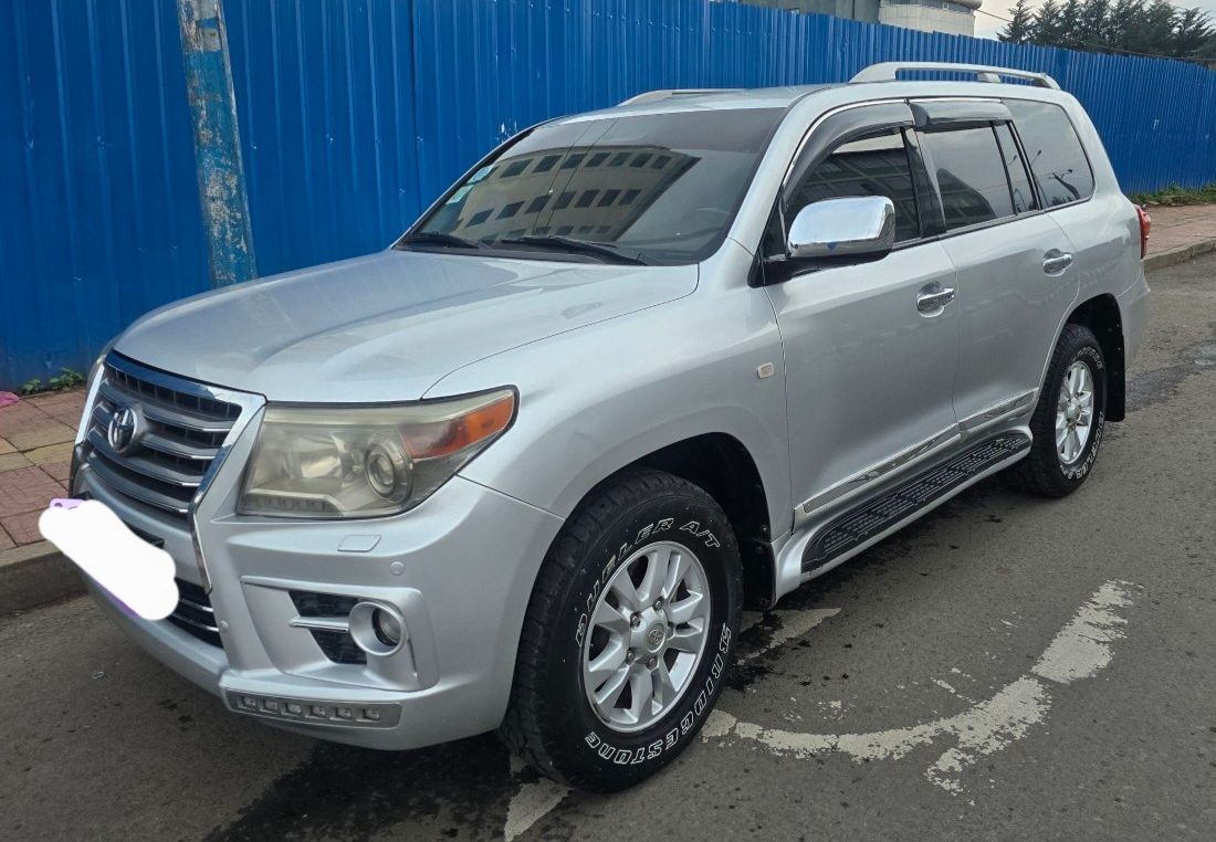 Toyota Land Cruiser V8 (Auto) - Image