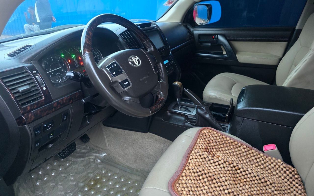 Toyota Land Cruiser V8 (Auto) - Image