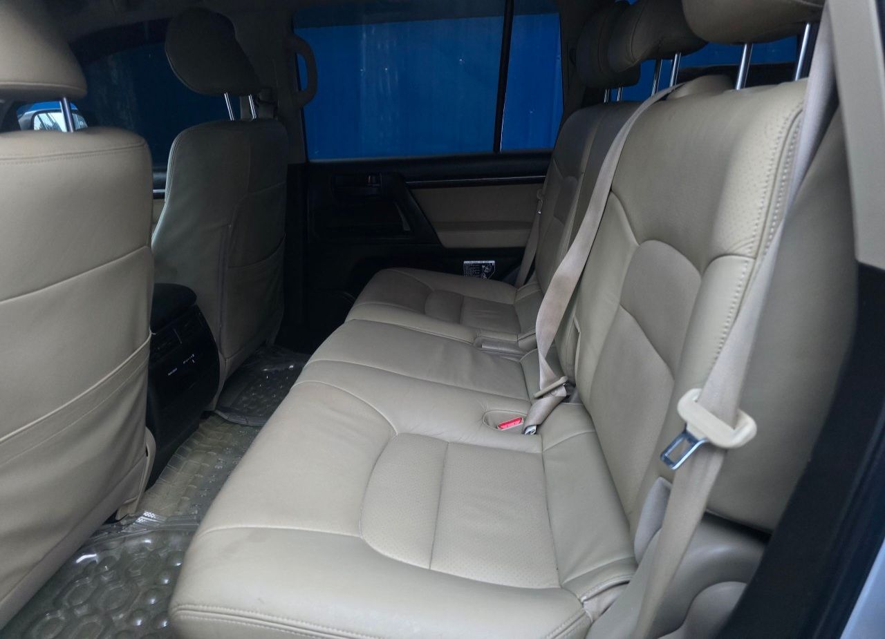 Toyota Land Cruiser V8 (Auto) - Image