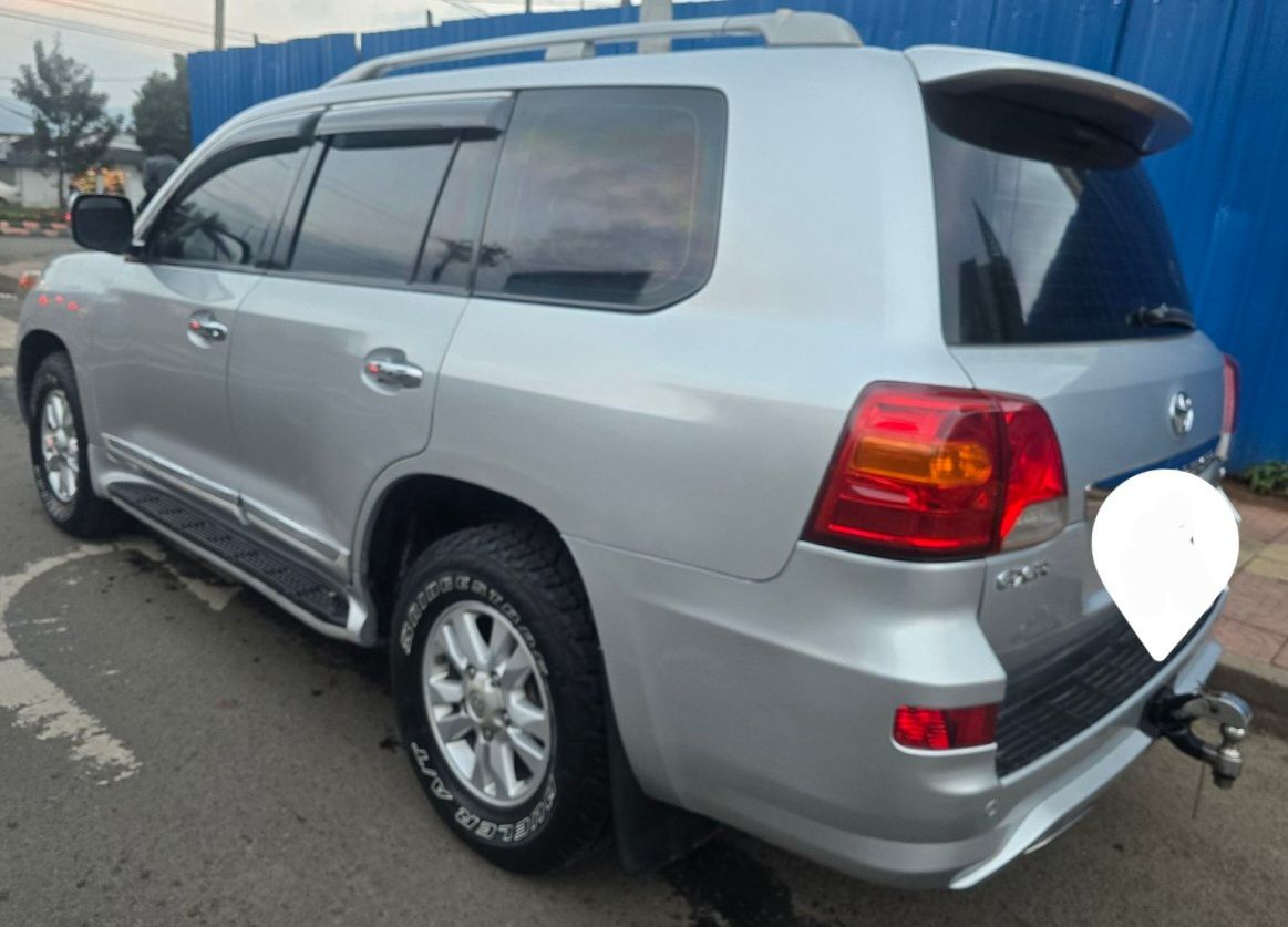 Toyota Land Cruiser V8 (Auto) - Image