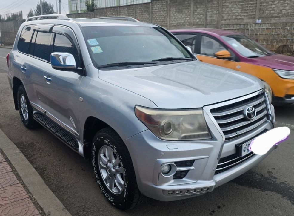 Toyota Land Cruiser V8 (Auto) - Image