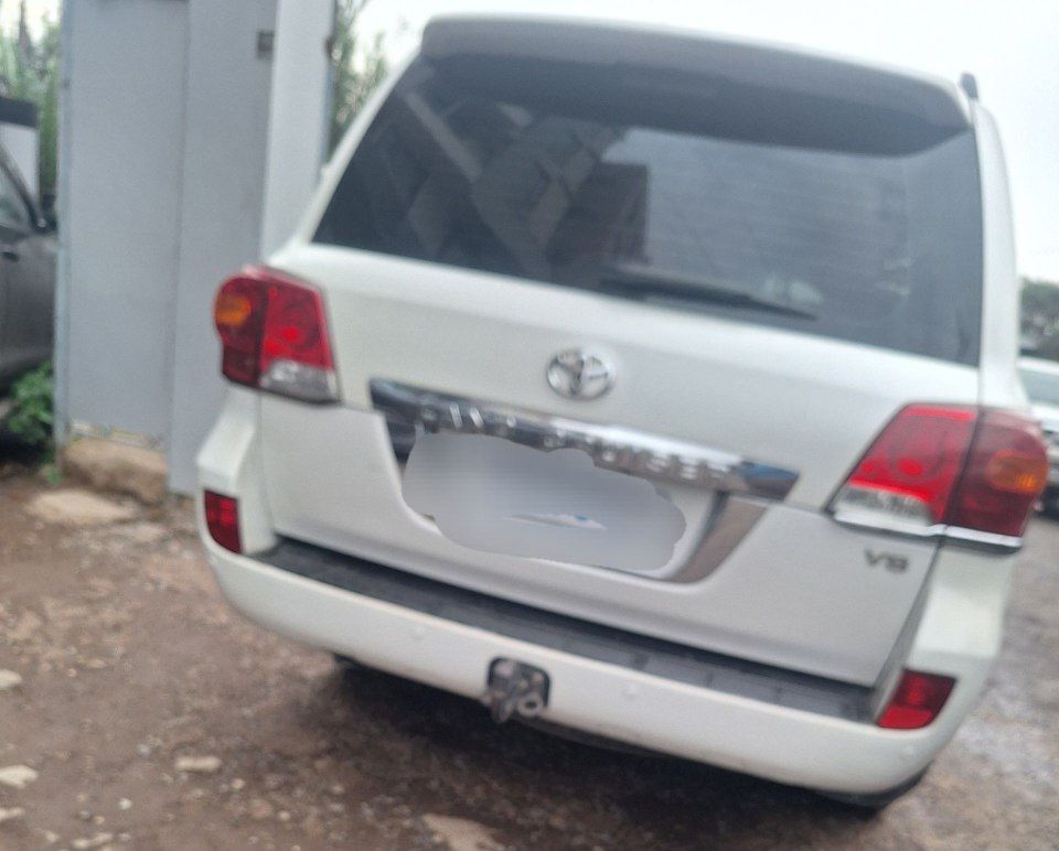 አስቸኳይ!! Automatic V8,Land Cruiser,7 seater,excellent condition!! - Image