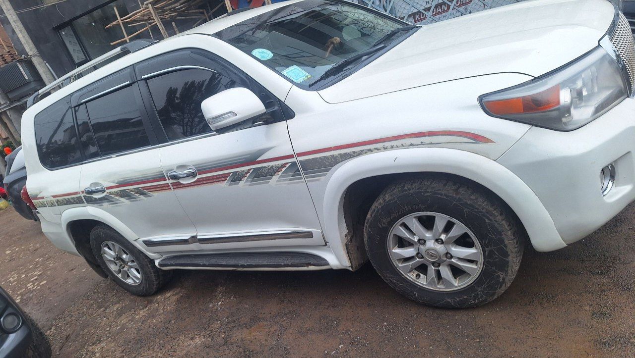 አስቸኳይ!! Automatic V8,Land Cruiser,7 seater,excellent condition!! - Image