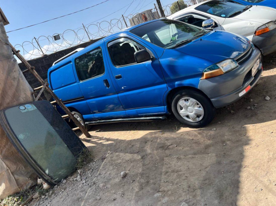 Toyota dolphin van 2L - Image