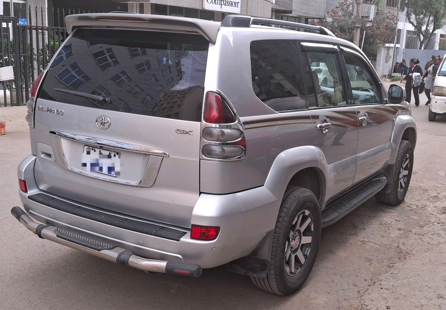 Automatic Prado,7-seat,VVT-i engine,4 cylinder,super excellent condition!!በ አውቶማቲክ በሆነ በትንሽ መኪናም መቀያየር ይቻላል። - Image