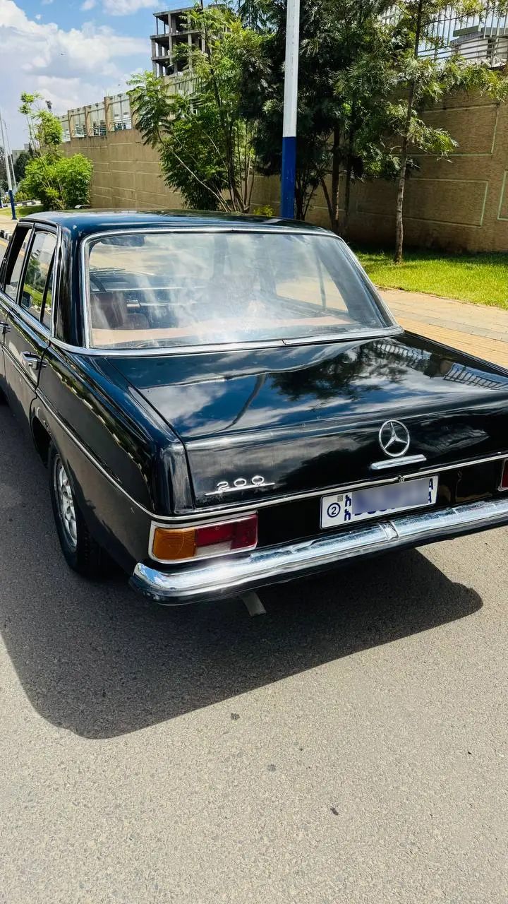 Mercedes 200 1971 - Image