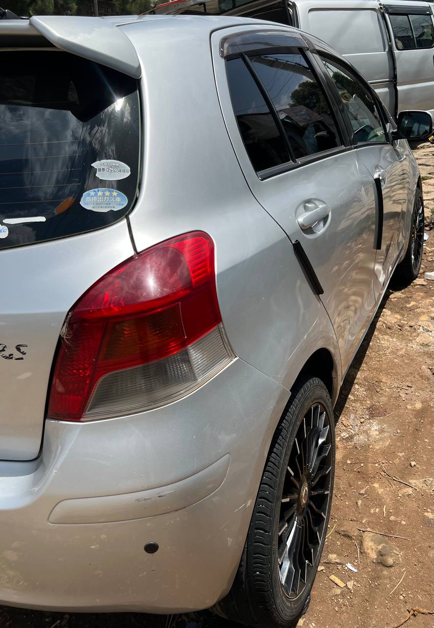 Toyota Yaris Compact 2010 - Image