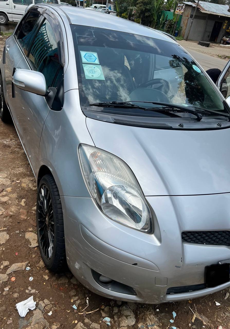 Toyota Yaris Compact 2010 - Image