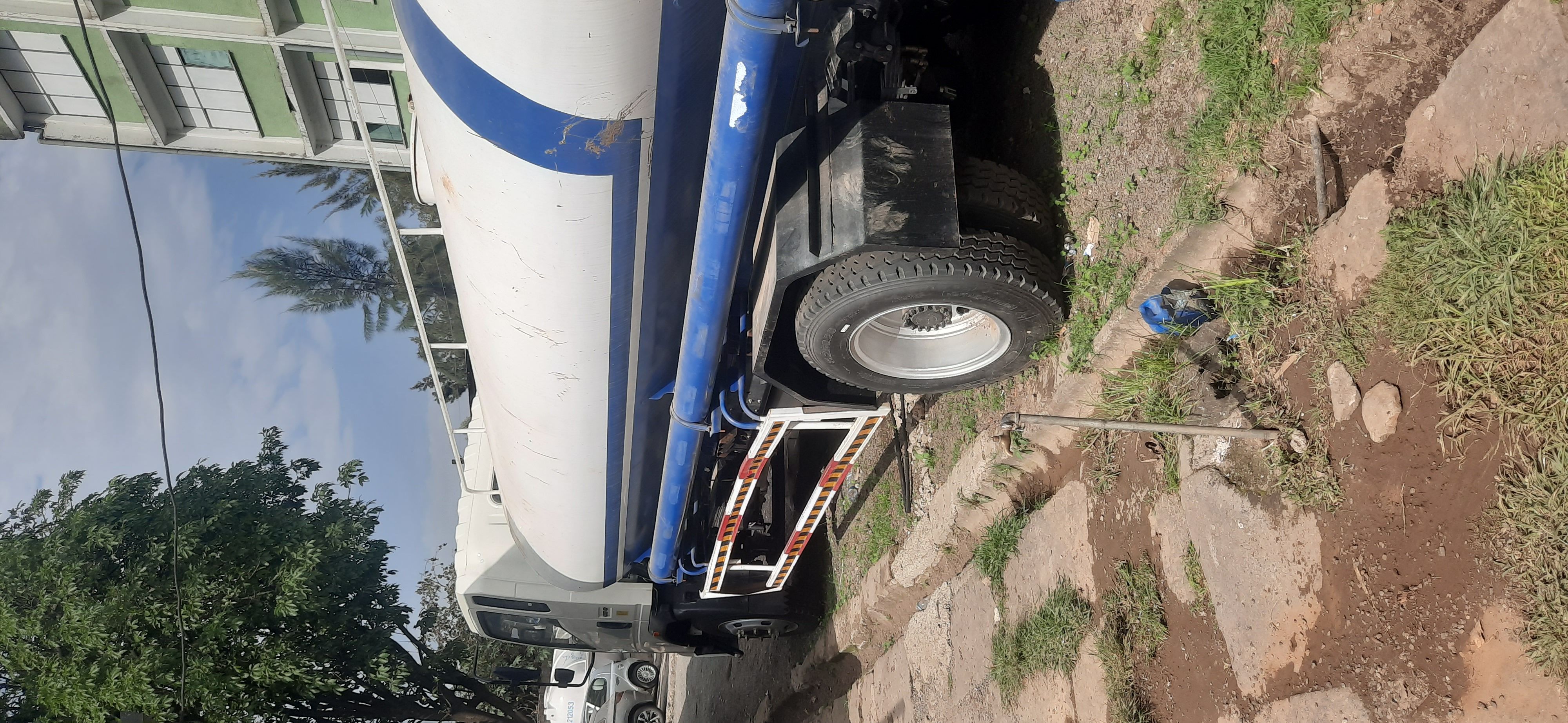 Sinotruck 2023 water truck - Image