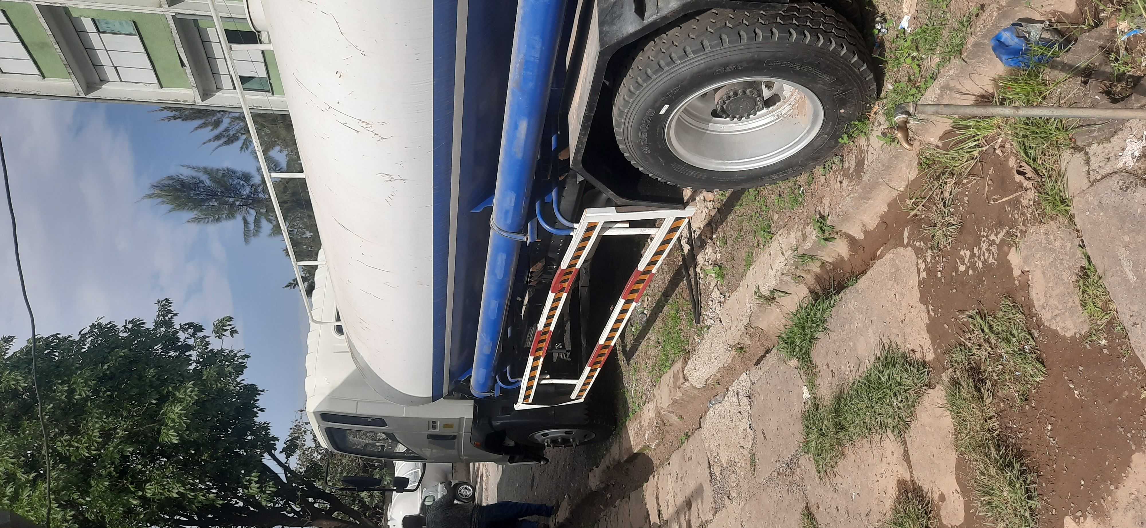 Sinotruck 2023 water truck - Image