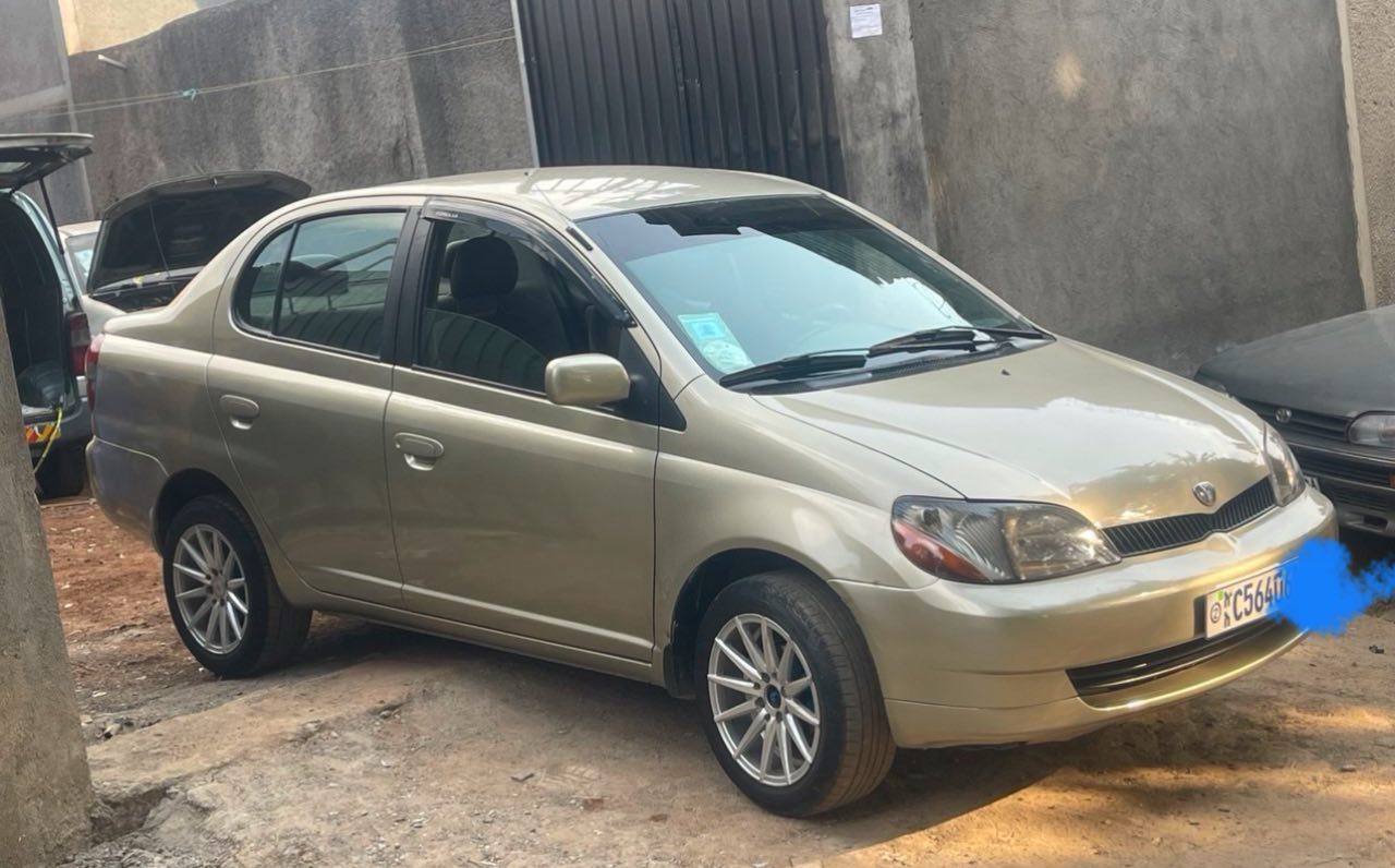 Toyota platz 2001 - Image