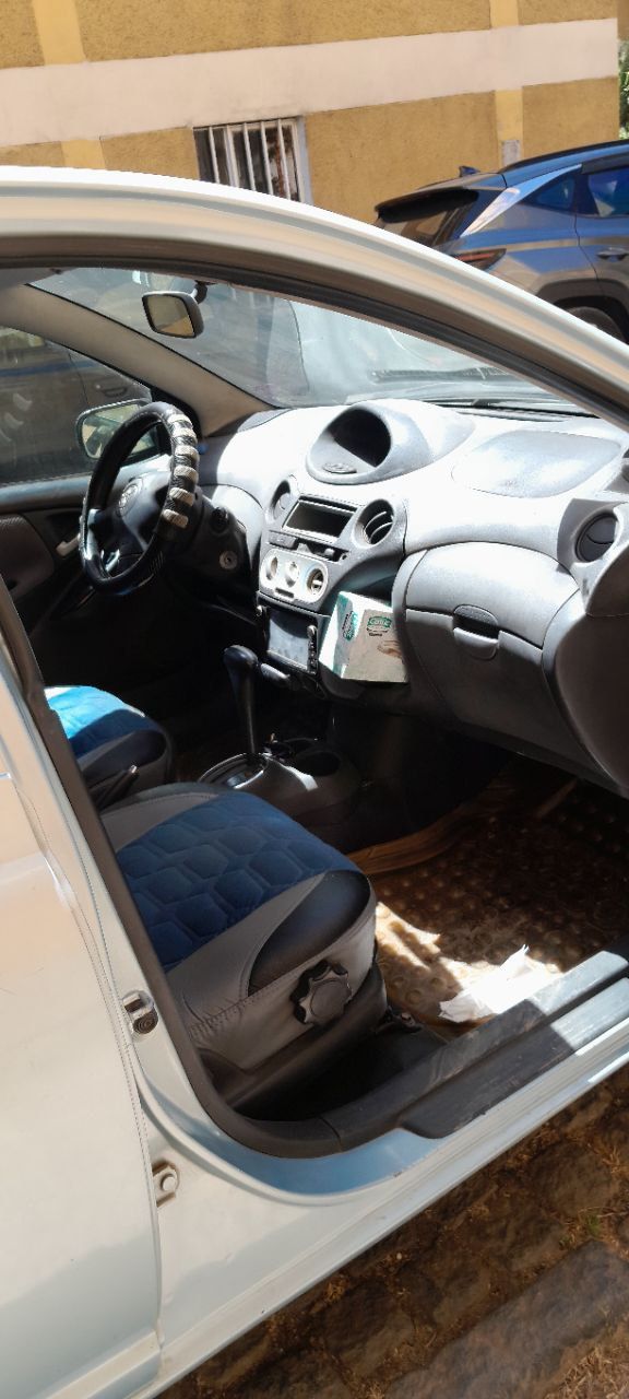 Vitz 2004 - Image