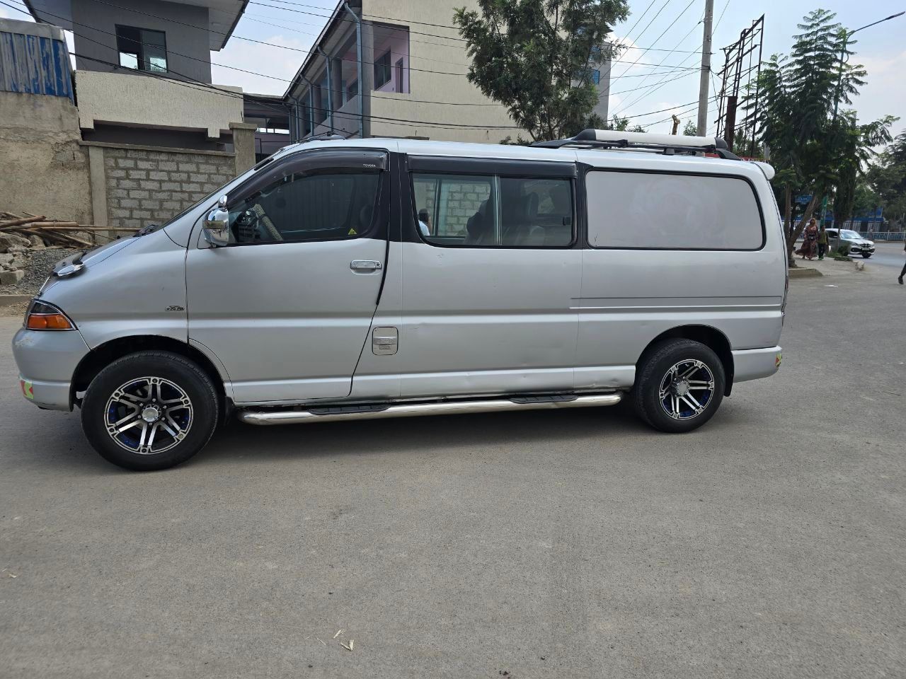 TOYOTA D4D HALF VAN - Image