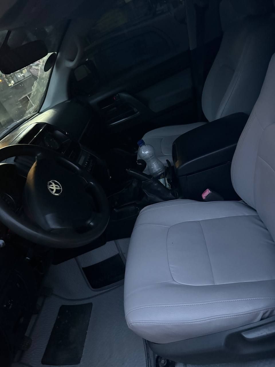 Toyota Landcruiser V8  - Image