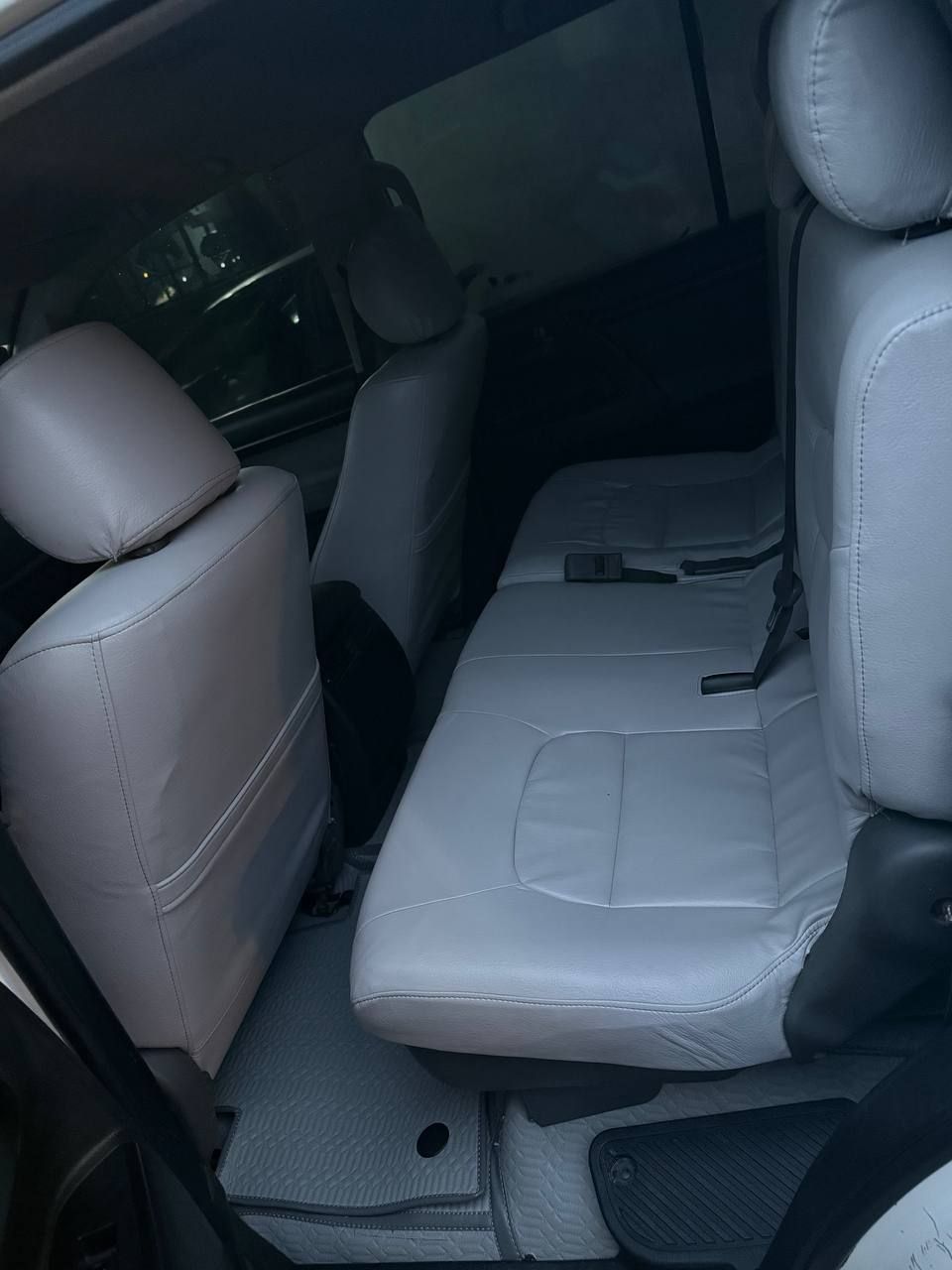 Toyota Landcruiser V8  - Image