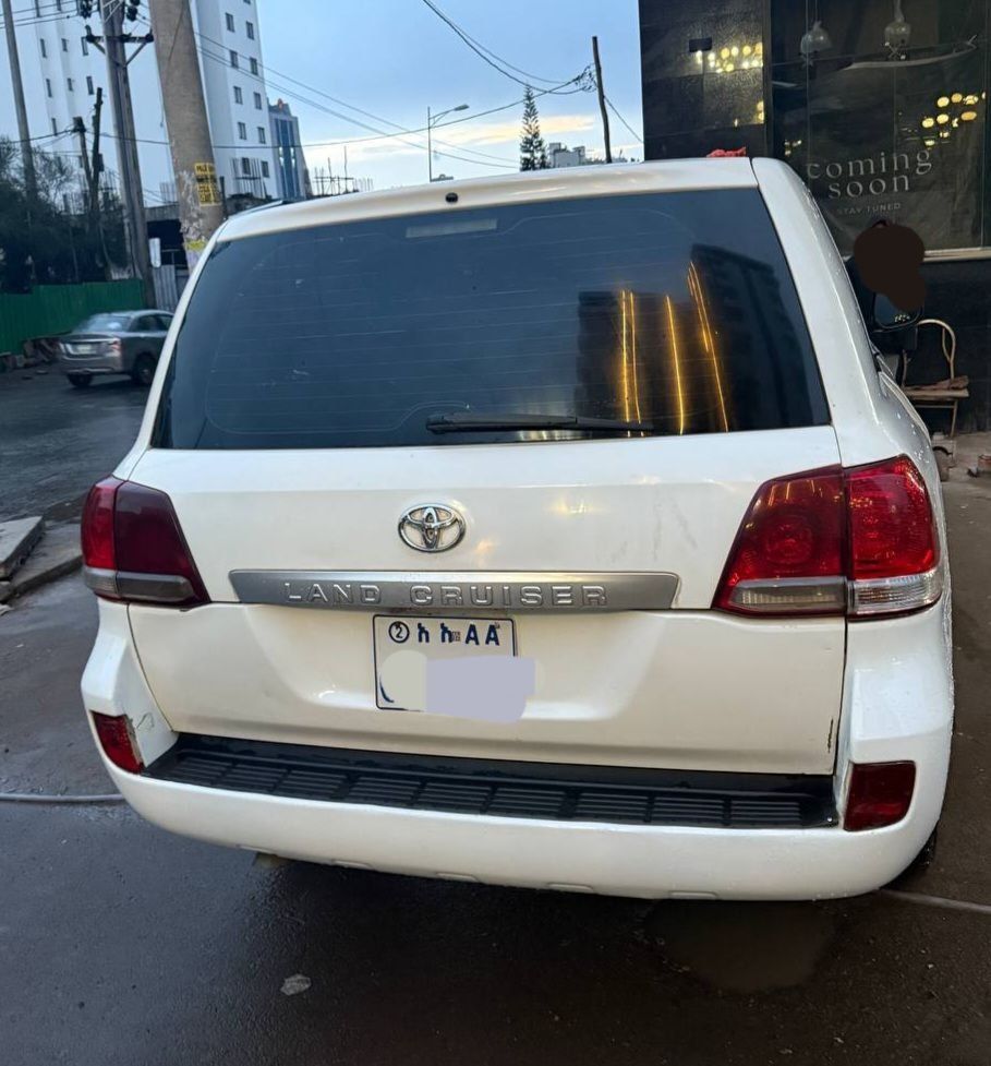 Toyota Landcruiser V8  - Image